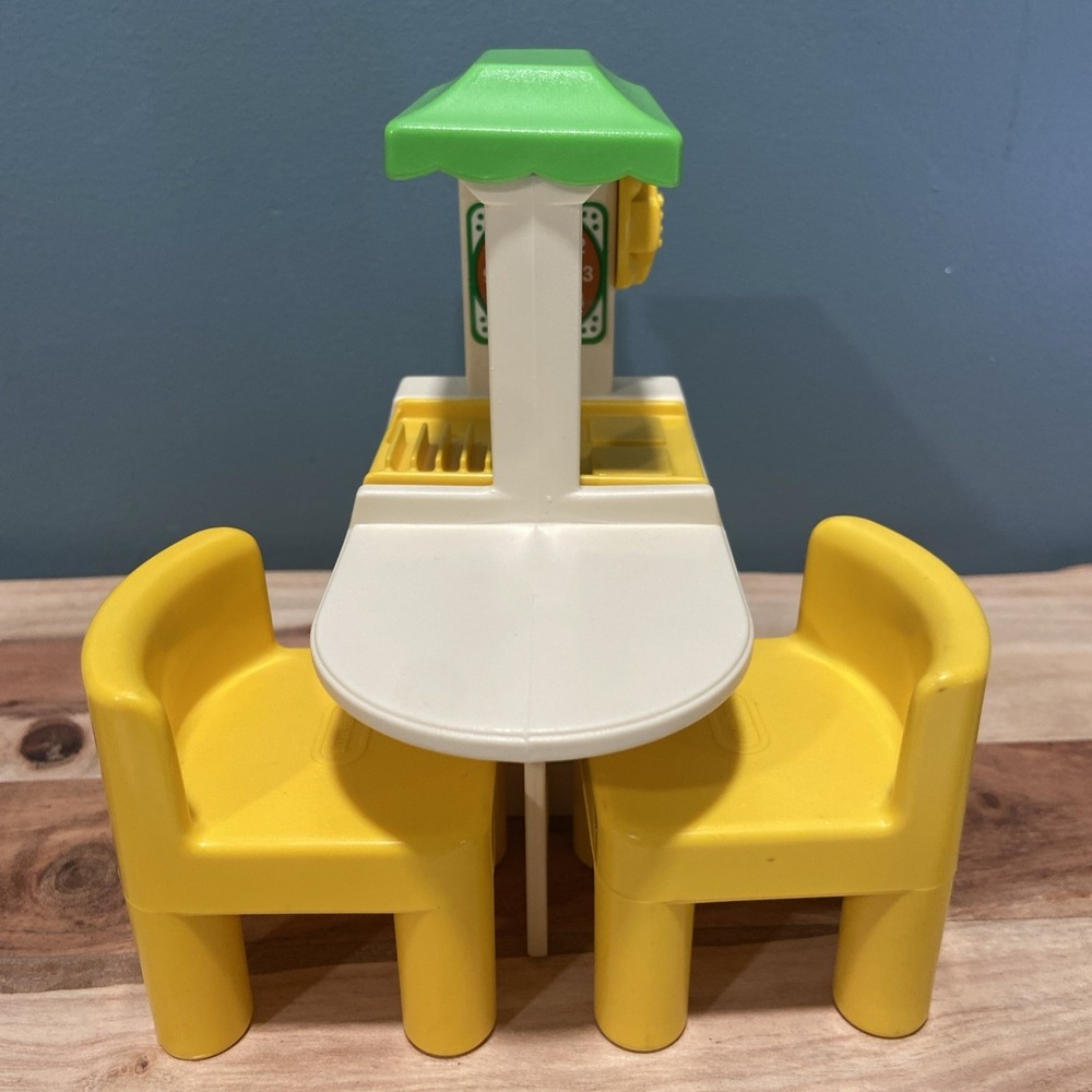 Little Tikes Dollhouse Kitchen Island Stove Oven with 2 Yellow Chairs - Picture 5 of 6
